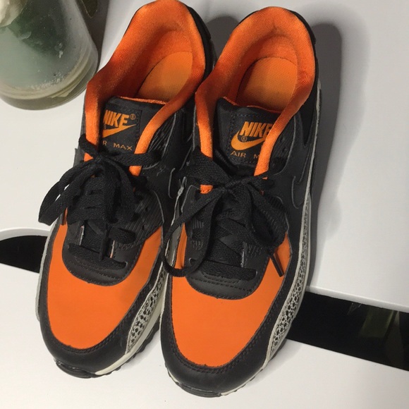 NIKE AIR MAX (GENTLY USED) - Picture 3 of 5